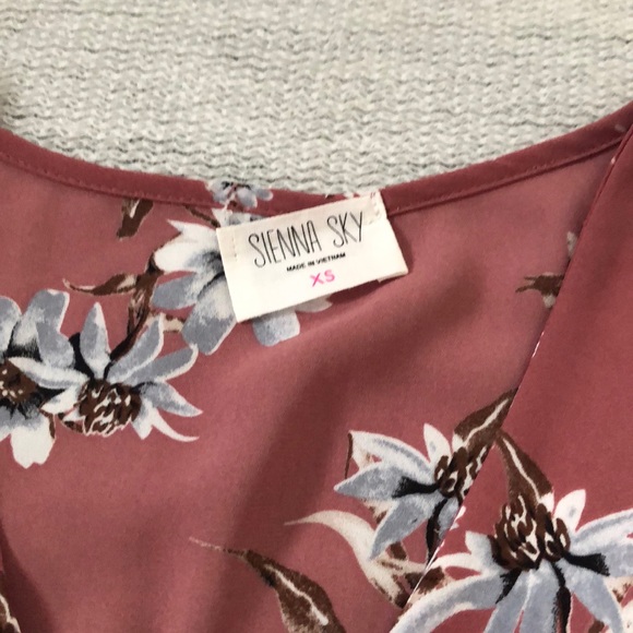 Sienna Sky XS short sleeve blouse - Picture 2 of 2